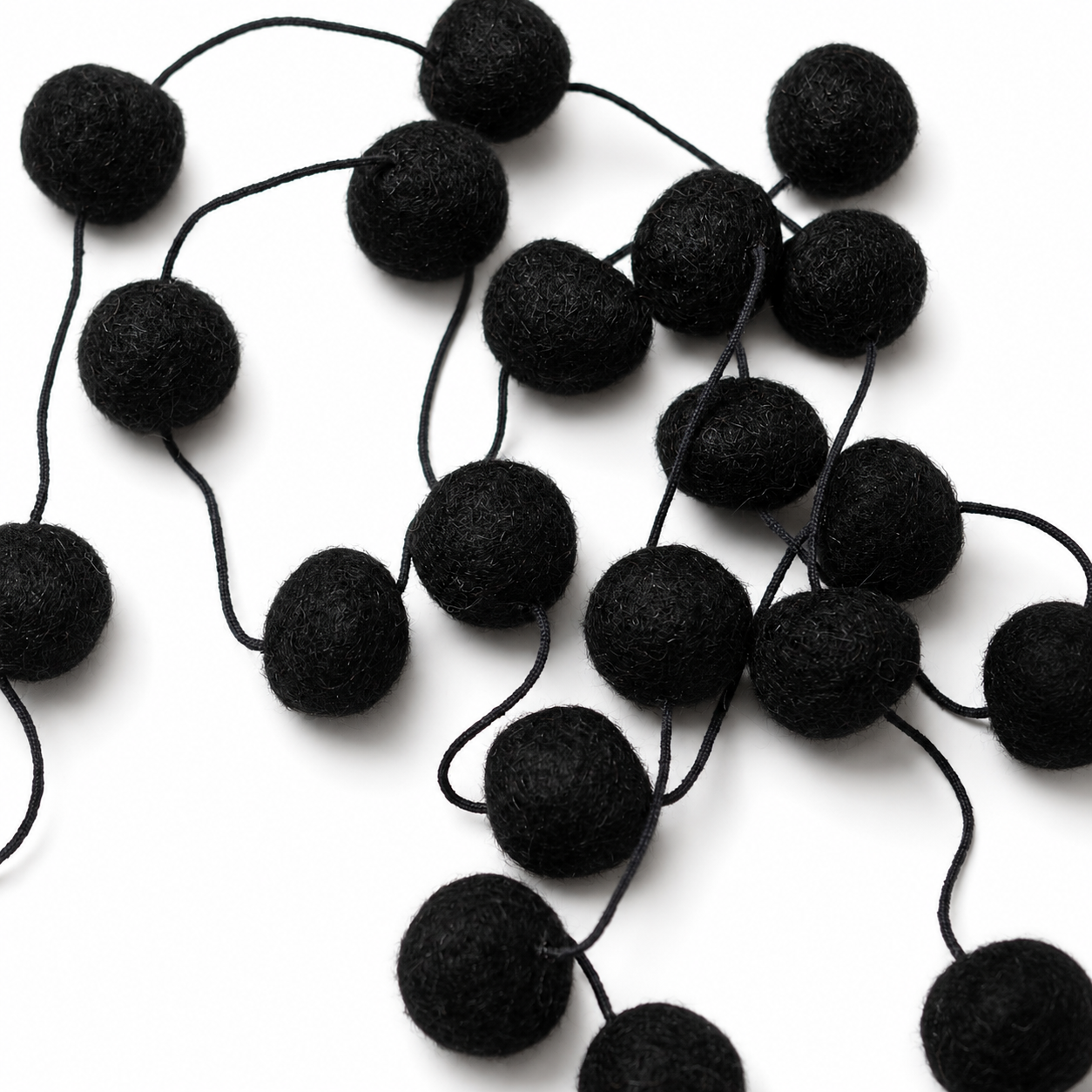Pom Pom Garland 144 Black